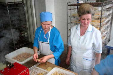 Odessa, Ukrayna - 7 Temmuz 2007: Fabrika gıda doğal malzemelerle üretim için. Kolaylık yiyecek. Köfte, üretimini krep. Gıda ürünleri pişirme.