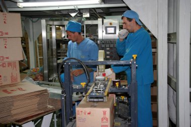Odessa, Ukrayna - 7 Temmuz 2007: Fabrika gıda doğal malzemelerle üretim için. Kolaylık yiyecek. Köfte, üretimini krep. Ambalaj ve Sevkiyat