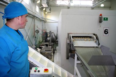 Odessa, Ukrayna - 7 Temmuz 2007: Fabrika gıda doğal malzemelerle üretim için. Kolaylık yiyecek. Köfte, üretimini krep. Dolum hazırlanması. Hareket bulanıklığı.