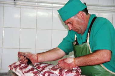 Odessa, Ukrayna - 7 Temmuz 2007: Fabrika gıda doğal malzemelerle üretim için. Kolaylık yiyecek. Köfte, üretimini krep. Kasap. Sığır kesim. Hareket bulanıklığı.