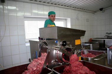 Odessa, Ukrayna - 7 Temmuz 2007: Fabrika gıda doğal malzemelerle üretim için. Kolaylık yiyecek. Köfte, üretimini krep. Kasap. Sığır kesim.