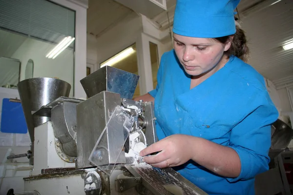 乌克兰敖德萨 2007年7月7日 生产天然配料食品的工厂 食物方便食品 煎饼的生产 烘焙食品产品 — 图库照片