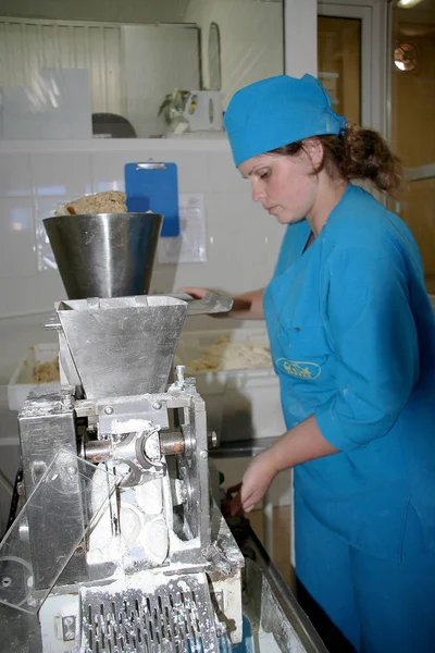 乌克兰敖德萨 2007年7月7日 生产天然配料食品的工厂 食物方便食品 煎饼的生产 烘焙食品产品 — 图库照片