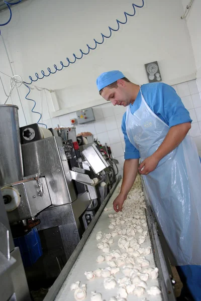 乌克兰敖德萨 2007年7月7日 生产天然配料食品的工厂 食物方便食品 煎饼的生产 准备灌装 运动模糊 — 图库照片