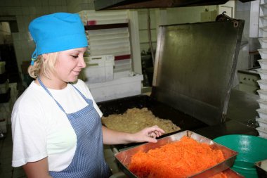 Odessa, Ukrayna - 7 Temmuz 2007: Fabrika gıda doğal malzemelerle üretim için. Kolaylık yiyecek. Köfte, üretimini krep. Dolum hazırlanması. Hareket bulanıklığı.