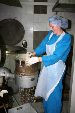 Odessa, Ukrayna - 7 Temmuz 2007: Fabrika gıda doğal malzemelerle üretim için. Kolaylık yiyecek. Köfte, üretimini krep. Dolum hazırlanması. Hareket bulanıklığı.