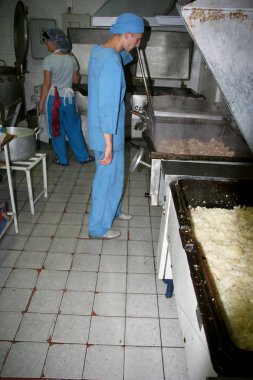 Odessa, Ukrayna - 7 Temmuz 2007: Fabrika gıda doğal malzemelerle üretim için. Kolaylık yiyecek. Köfte, üretimini krep. Pişirme et Topingler.