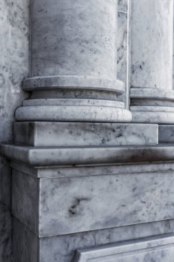 Arka plan veya tasarım çalışmaları için doğal desenli beyaz mermer doku. Doğal mermer arka plan cilalı mat yüzey iç için pahalı lüks taş derin soyut bir deseni ile