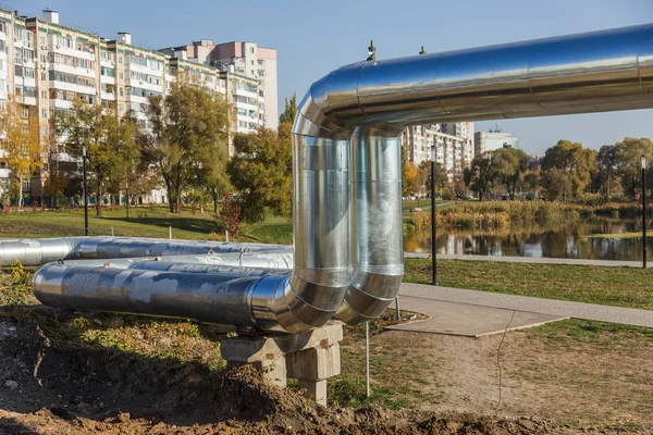 Modern ısı boruları yüksek. Isı-sıcaklık şehir iletken zemin, boru hattı yukarıda. Şehir yerleşim Mahallesi metal yalıtımında Kentsel ısı hattı. Sütun üzerine döşeme açın. Belediye ısı kaynağı