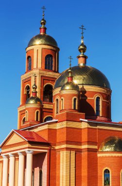 Rus Ortodoks Kilisesi mavi güneşli gökyüzü arka plan üzerinde. Ortodoks Kilisesi altın kubbeleri ve haçlar. Yeni Şehitler ve Belgorod Confessorler Kilisesi. Belgorod, Rusya 2018