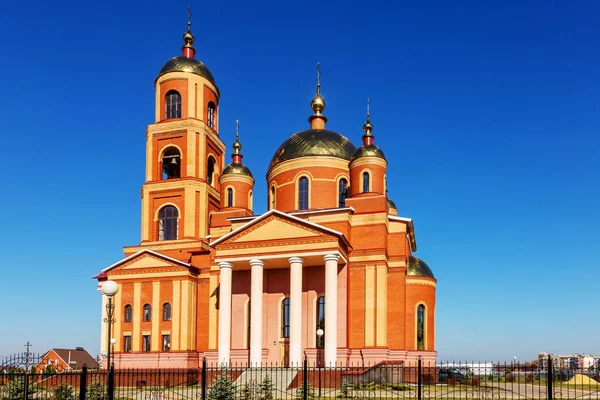 晴れた青空を背景にロシア正教教会 正教会の黄金ドームし 交差します 新しい殉教者とベルゴロドの Confessors の教会です ベルゴロド ロシア 2018 — ストック写真