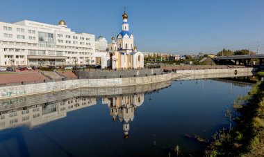 Belgorod, Rusya Federasyonu - Cirka 2018: Rus Ortodoks Kilisesi, Aziz Archangel Gabriel Ulusal Belgorod Üniversitesi kampüsünde. Ortodoks Kilisesi altın kubbeleri ve haçlar