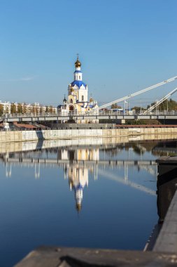 Belgorod, Rusya Federasyonu - Cirka 2018: Rus Ortodoks Kilisesi, Aziz Archangel Gabriel Ulusal Belgorod Üniversitesi kampüsünde. Ortodoks Kilisesi altın kubbeleri ve haçlar