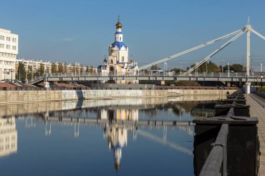 Belgorod, Rusya Federasyonu - Cirka 2018: Rus Ortodoks Kilisesi, Aziz Archangel Gabriel Ulusal Belgorod Üniversitesi kampüsünde. Ortodoks Kilisesi altın kubbeleri ve haçlar