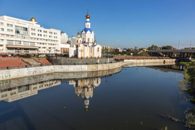 Belgorod, Rusya Federasyonu - Cirka 2018: Rus Ortodoks Kilisesi, Aziz Archangel Gabriel Ulusal Belgorod Üniversitesi kampüsünde. Ortodoks Kilisesi altın kubbeleri ve haçlar