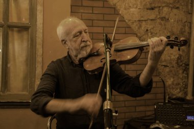 Odessa, Ukrayna - 15 Ekim 2018: Muskakanty caz grupları oyun eski gangster geleneksel jazz-blues şarkı Bodrum katında catacombs Deribasovskaya Odessa'daki üzerinde ünlü Gambrinus meyhanede