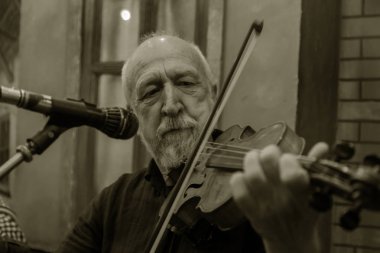 Odessa, Ukrayna - 15 Ekim 2018: Muskakanty caz grupları oyun eski gangster geleneksel jazz-blues şarkı Bodrum katında catacombs Deribasovskaya Odessa'daki üzerinde ünlü Gambrinus meyhanede