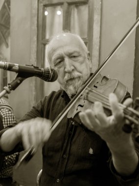 Odessa, Ukrayna - 15 Ekim 2018: Muskakanty caz grupları oyun eski gangster geleneksel jazz-blues şarkı Bodrum katında catacombs Deribasovskaya Odessa'daki üzerinde ünlü Gambrinus meyhanede