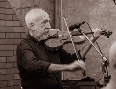 Odessa, Ukrayna - 15 Ekim 2018: Muskakanty caz grupları oyun eski gangster geleneksel jazz-blues şarkı Bodrum katında catacombs Deribasovskaya Odessa'daki üzerinde ünlü Gambrinus meyhanede