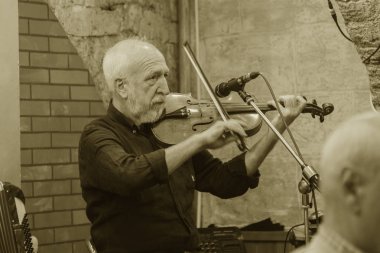 Odessa, Ukrayna - 15 Ekim 2018: Muskakanty caz grupları oyun eski gangster geleneksel jazz-blues şarkı Bodrum katında catacombs Deribasovskaya Odessa'daki üzerinde ünlü Gambrinus meyhanede