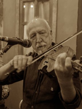 Odessa, Ukrayna - 15 Ekim 2018: Muskakanty caz grupları oyun eski gangster geleneksel jazz-blues şarkı Bodrum katında catacombs Deribasovskaya Odessa'daki üzerinde ünlü Gambrinus meyhanede