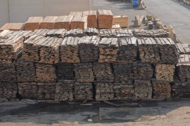 Seaport yatak, ahşap plakalar yığınları. Yığın yükleme açık havada için testere için ambar. Malzeme Ahşap ahşap kuru sıkı. Sanayi.