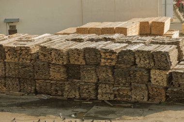 Seaport yatak, ahşap plakalar yığınları. Yığın yükleme açık havada için testere için ambar. Malzeme Ahşap ahşap kuru sıkı. Sanayi.