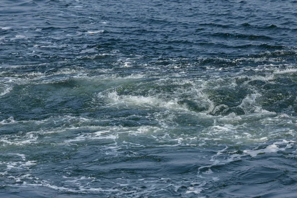 貨物の海船の後ろに海の水の表面上を追跡します スピードの後ろに水の表面にトレイルします 海波道の表面 ワールプール — ストック写真