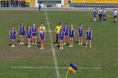 Odessa, Ukrayna - 29 Eylül 2018: Konuşma rugby şampiyonasının açılış sırasında fan takımının güzel genç kızlar tarafından. Takım performans takım tarihinde çim alan stadyum