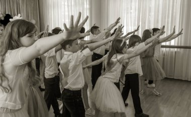 Odessa, Ukrayna - 31,2018 olabilir: Çocuk müzikal grup şarkı ve sahne alanı'nda İlköğretim Okulu mezuniyet konser sırasında dans. Çocuk oyun. Duygusal çocuk göstermek sahnede. Çocukların yaratıcılık