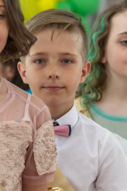 Odessa, Ukrayna - 31,2018 olabilir: Çocuk müzikal grup şarkı ve sahne alanı'nda İlköğretim Okulu mezuniyet konser sırasında dans. Çocuk oyun. Duygusal çocuk göstermek sahnede. Çocukların yaratıcılık