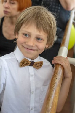 Odessa, Ukrayna - 31,2018 olabilir: Çocuk müzikal grup şarkı ve sahne alanı'nda İlköğretim Okulu mezuniyet konser sırasında dans. Çocuk oyun. Duygusal çocuk göstermek sahnede. Çocukların yaratıcılık