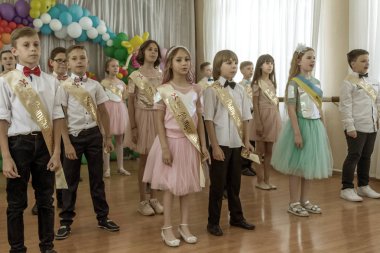 Odessa, Ukrayna - 31,2018 olabilir: Çocuk müzikal grup şarkı ve sahne alanı'nda İlköğretim Okulu mezuniyet konser sırasında dans. Çocuk oyun. Duygusal çocuk göstermek sahnede. Çocukların yaratıcılık