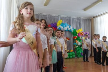 Odessa, Ukrayna - 31,2018 olabilir: Çocuk müzikal grup şarkı ve sahne alanı'nda İlköğretim Okulu mezuniyet konser sırasında dans. Çocuk oyun. Duygusal çocuk göstermek sahnede. Çocukların yaratıcılık