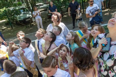 Odessa, Ukrayna - 31,2018 olabilir: Çocuk müzikal grup şarkı ve sahne alanı'nda İlköğretim Okulu mezuniyet konser sırasında dans. Çocuk oyun. Duygusal çocuk göstermek sahnede. Çocukların yaratıcılık