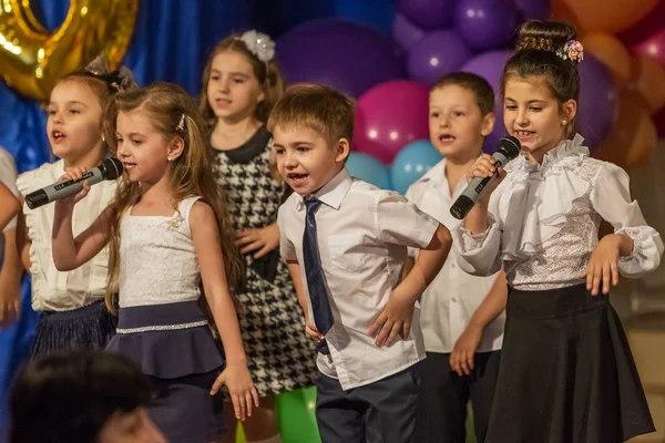 オデッサ ウクライナ 2018 可能性があります 子供の音楽グループは歌うと小学校の卒業コンサート中にステージ上で踊る 子供は遊ぶ 感情的な子供のショー ステージ 子どもの創造性 — ストック写真