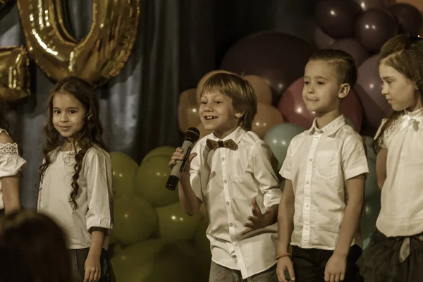 オデッサ ウクライナ 2018 可能性があります 子供の音楽グループは歌うと小学校の卒業コンサート中にステージ上で踊る 子供は遊ぶ 感情的な子供のショー ステージ 子どもの創造性 — ストック写真