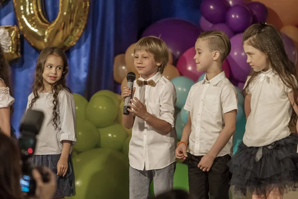 オデッサ、ウクライナ - では、31,2018 可能性があります: 子供の音楽グループ歌うと — ストック写真
