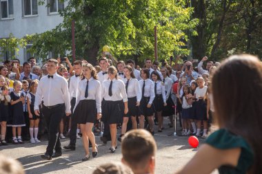 Odessa, Ukrayna 1 Eylül 2018: Eylül 1 gün kutlama bilgi. Gülümseyen mutlu birinci sınıf öğrencileri ve velileri mutlu. Okul içinde öğretmen eğitim yılın başında tatil