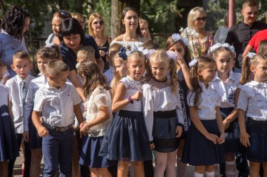 Odessa, Ukrayna 1 Eylül 2018: Eylül 1 gün kutlama bilgi. Gülümseyen mutlu birinci sınıf öğrencileri ve velileri mutlu. Okul içinde öğretmen eğitim yılın başında tatil