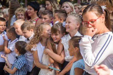 Odessa, Ukrayna 1 Eylül 2018: Eylül 1 gün kutlama bilgi. Gülümseyen mutlu birinci sınıf öğrencileri ve velileri mutlu. Okul içinde öğretmen eğitim yılın başında tatil