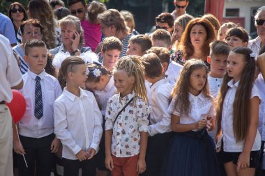 Odessa, Ukrayna 1 Eylül 2018: Eylül 1 gün kutlama bilgi. Gülümseyen mutlu birinci sınıf öğrencileri ve velileri mutlu. Okul içinde öğretmen eğitim yılın başında tatil
