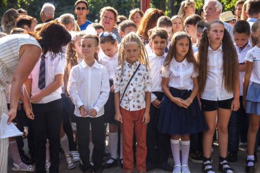 Odessa, Ukrayna 1 Eylül 2018: Eylül 1 gün kutlama bilgi. Gülümseyen mutlu birinci sınıf öğrencileri ve velileri mutlu. Okul içinde öğretmen eğitim yılın başında tatil
