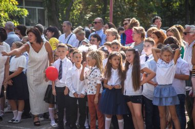 Odessa, Ukrayna 1 Eylül 2018: Eylül 1 gün kutlama bilgi. Gülümseyen mutlu birinci sınıf öğrencileri ve velileri mutlu. Okul içinde öğretmen eğitim yılın başında tatil