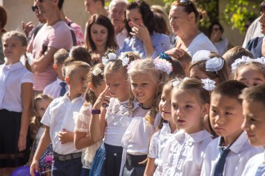 Odessa, Ukrayna 1 Eylül 2018: Eylül 1 gün kutlama bilgi. Gülümseyen mutlu birinci sınıf öğrencileri ve velileri mutlu. Okul içinde öğretmen eğitim yılın başında tatil