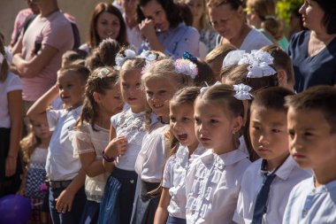 Odessa, Ukrayna 1 Eylül 2018: Eylül 1 gün kutlama bilgi. Gülümseyen mutlu birinci sınıf öğrencileri ve velileri mutlu. Okul içinde öğretmen eğitim yılın başında tatil