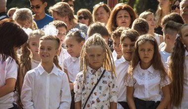 Odessa, Ukrayna 1 Eylül 2018: Eylül 1 gün kutlama bilgi. Gülümseyen mutlu birinci sınıf öğrencileri ve velileri mutlu. Okul içinde öğretmen eğitim yılın başında tatil