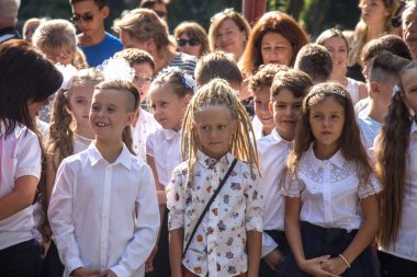 Odessa, Ukrayna 1 Eylül 2018: Eylül 1 gün kutlama bilgi. Gülümseyen mutlu birinci sınıf öğrencileri ve velileri mutlu. Okul içinde öğretmen eğitim yılın başında tatil
