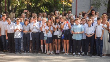 Odessa, Ukrayna 1 Eylül 2018: Eylül 1 gün kutlama bilgi. Gülümseyen mutlu birinci sınıf öğrencileri ve velileri mutlu. Okul içinde öğretmen eğitim yılın başında tatil