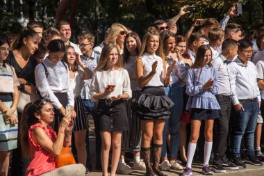 Odessa, Ukrayna 1 Eylül 2018: Eylül 1 gün kutlama bilgi. Gülümseyen mutlu birinci sınıf öğrencileri ve velileri mutlu. Okul içinde öğretmen eğitim yılın başında tatil